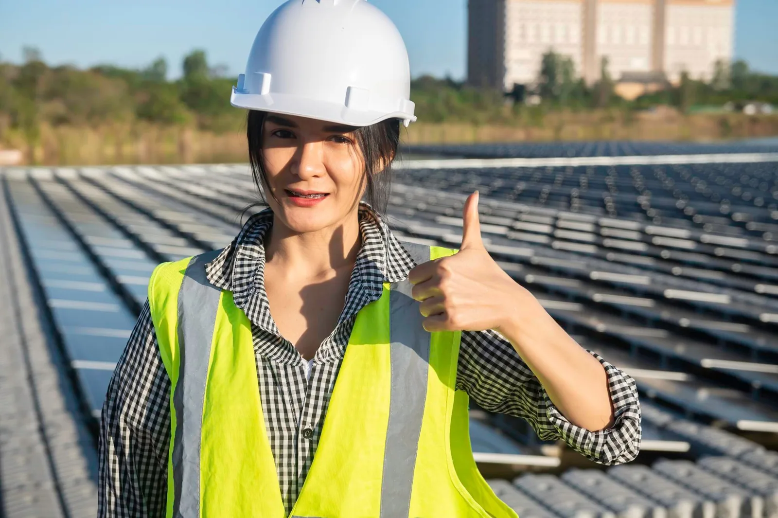 Maison équipée de panneaux solaires photovoltaïques, achat, installation et raccordement