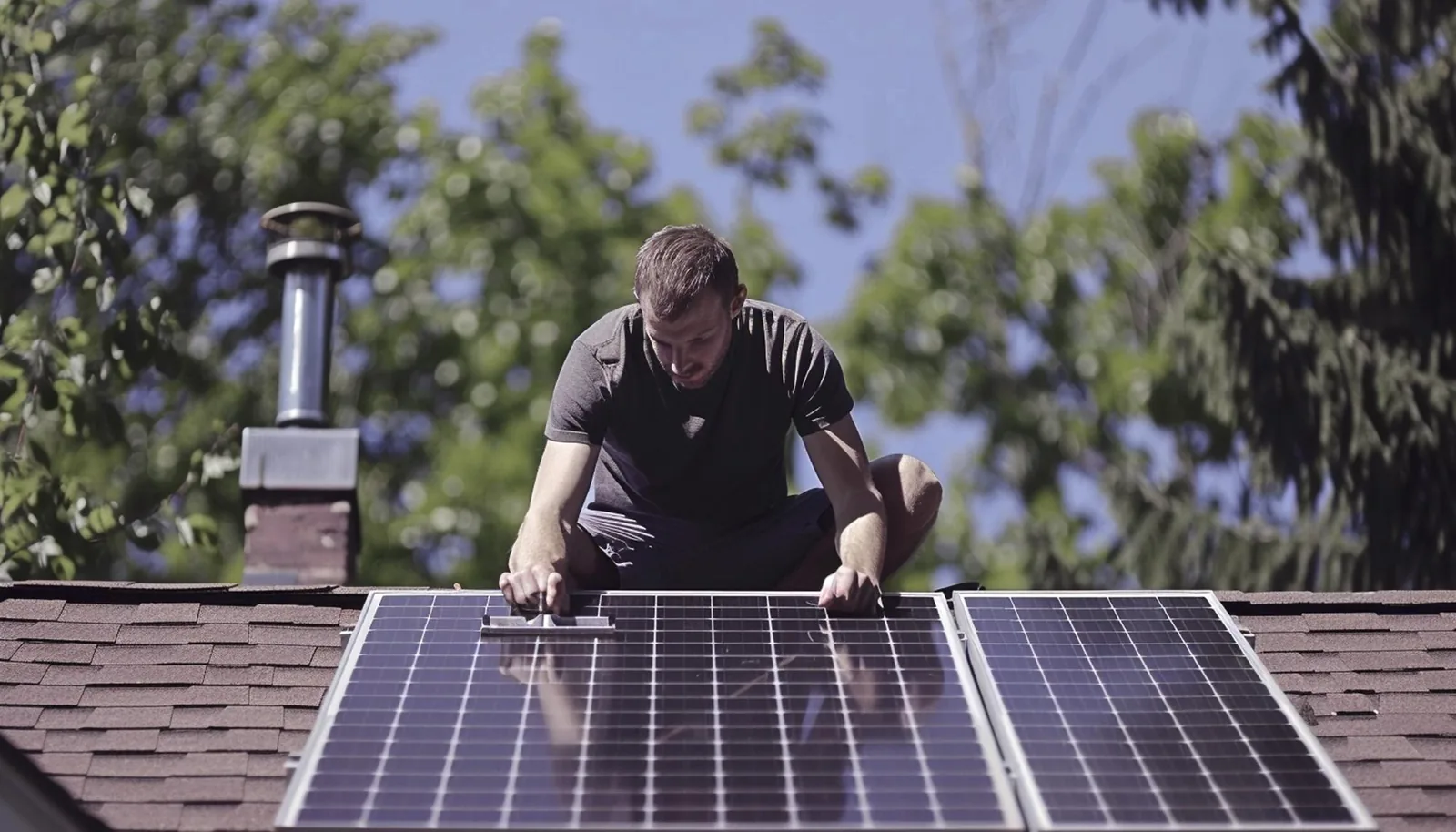 Équipe technique installant des panneaux photovoltaïques